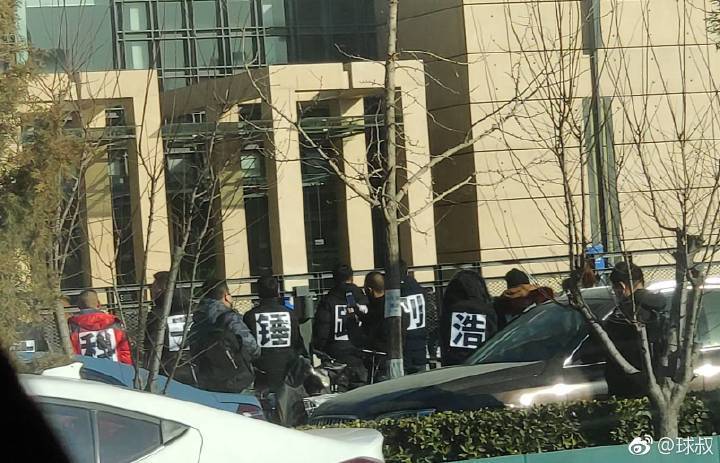 錘子供應(yīng)商的討債路：吃著盒飯、輪班倒