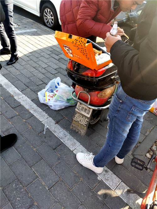 錘子供應(yīng)商的討債路：吃著盒飯、輪班倒