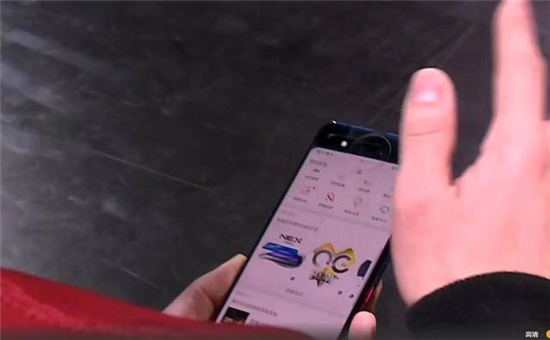 《人生飛馳》劇組開(kāi)進(jìn)KPL總決賽  主演尹正手持NEX雙屏版現(xiàn)場(chǎng)放大招