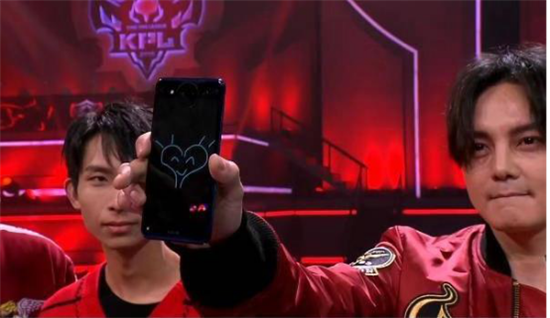 《人生飛馳》劇組開(kāi)進(jìn)KPL總決賽  主演尹正手持NEX雙屏版現(xiàn)場(chǎng)放大招