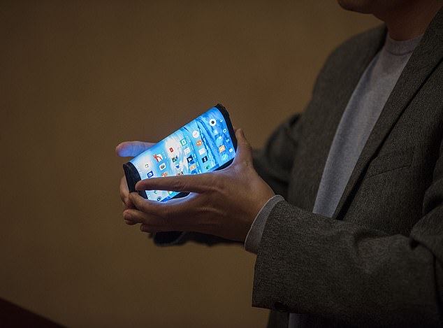 CES 2019:中國廠商柔宇科技展示可折疊手機(jī)