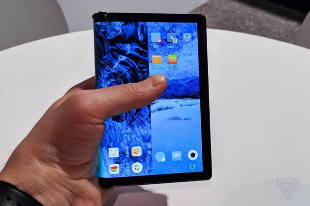 柔宇在CES上展出“柔派”智能手機(jī) 外媒并不看好