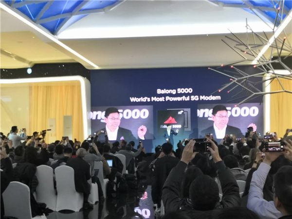 華為5G手機(jī)基帶芯片巴龍5000亮相 余承東稱“地表最強(qiáng)”