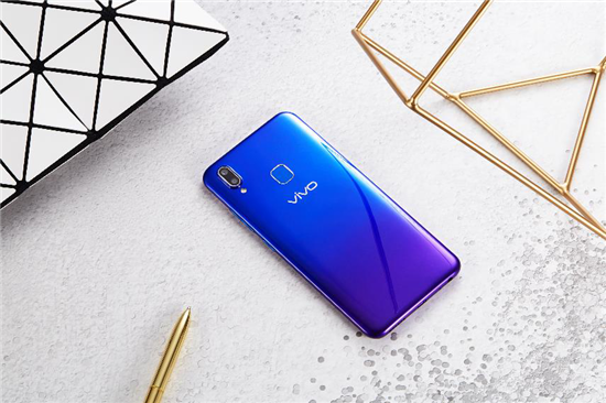 vivo U1真機圖賞：靈動水滴屏+科技美學(xué)，千元品質(zhì)典范