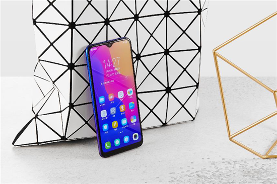 vivo U1真機圖賞：靈動水滴屏+科技美學(xué)，千元品質(zhì)典范