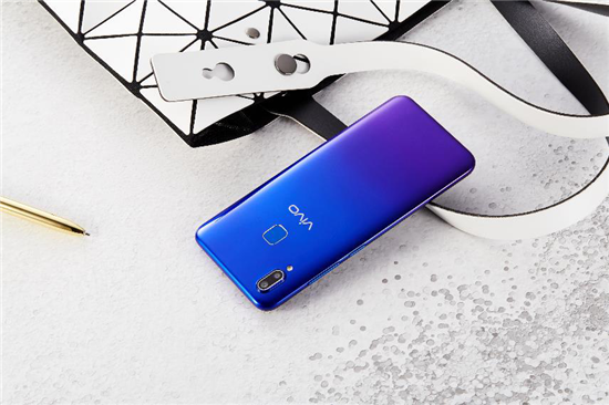 vivo U1真機圖賞：靈動水滴屏+科技美學(xué)，千元品質(zhì)典范