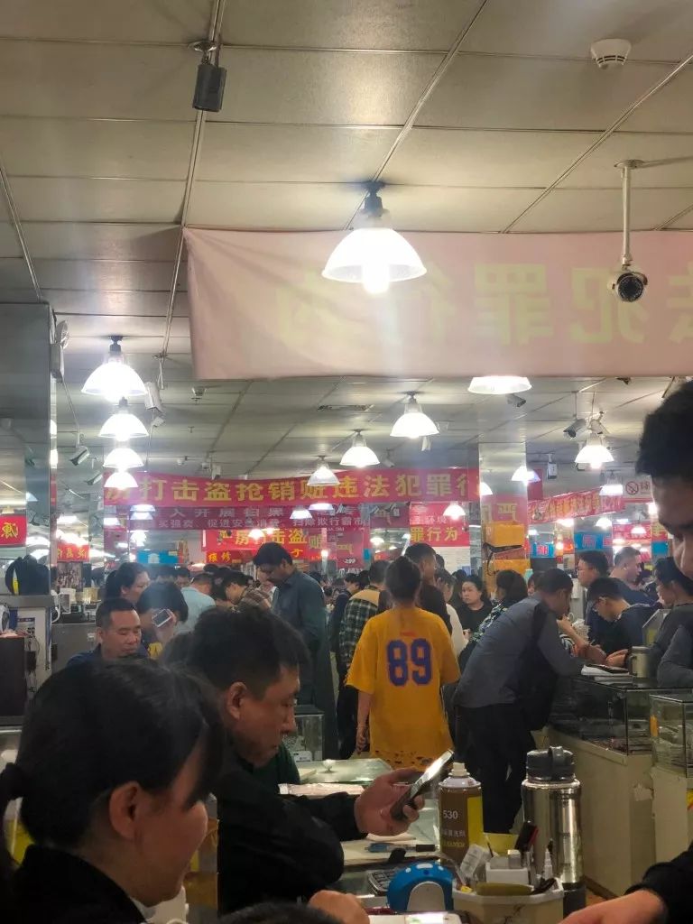 深圳華強北關(guān)鋪潮調(diào)查：有人年入百萬，有人9個檔口關(guān)至2個