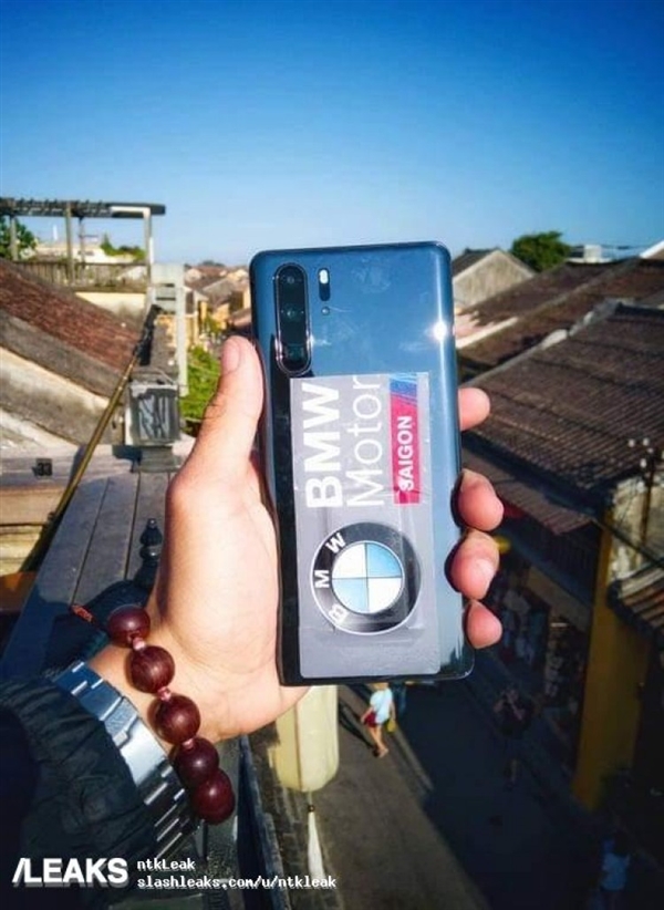 華為P30 Pro上手照曝光:玻璃機(jī)身 雙排四攝