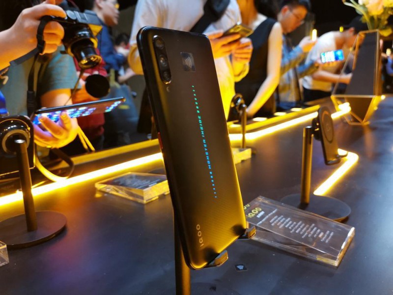 iQOO新機(jī)首銷大捷，斬獲三大電商平臺銷量冠軍