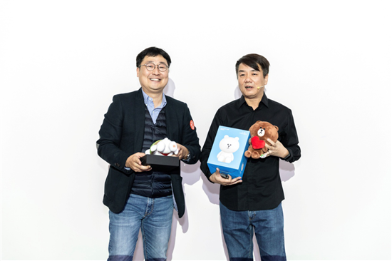 時(shí)尚賦能科技，小米跨界聯(lián)手LINE FRIENDS推出小米9 SE布朗熊限量套裝