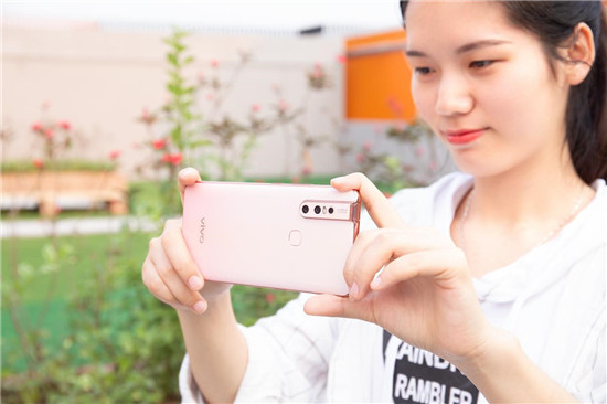 潮美外觀+全新拍照體驗！vivo S1寵愛粉照亮你的美