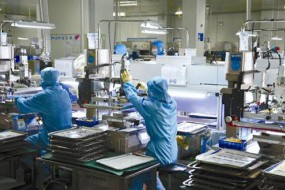 藍思科技豪賭落?。耗?52億擴張凈利降六成 周群飛遭業(yè)績估值雙殺財富縮水645億