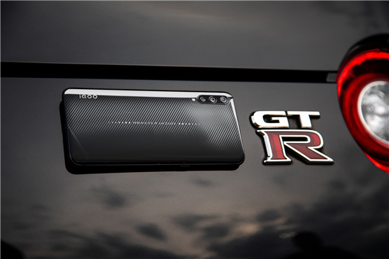 碳纖維紋理精湛工藝 武士黑iQOO決戰(zhàn)鈴鹿賽道