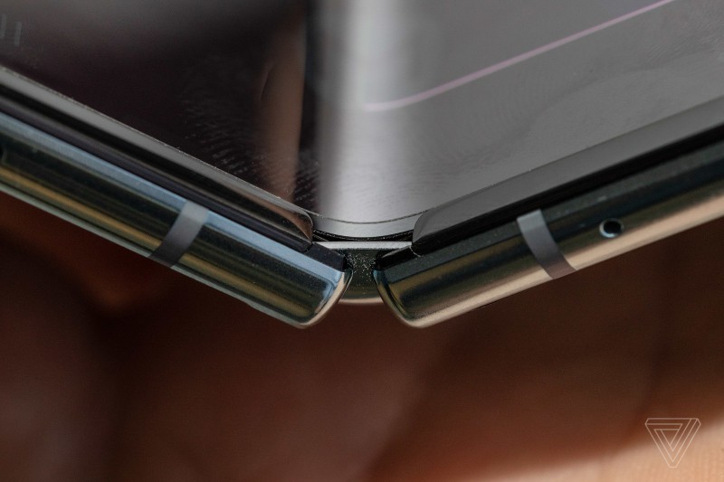 媒體：三星折疊屏手機(jī)測(cè)評(píng)用了一天屏幕破了