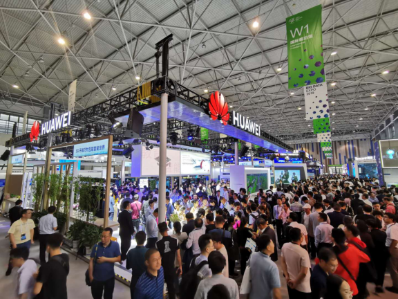 華為5G基站發(fā)貨量超過10萬個(gè)，引領(lǐng)全球5G規(guī)?；逃? width=