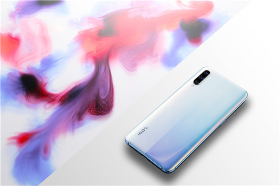 顏值超高羽光白 iQOO新配色生而強(qiáng)悍的美麗綻放