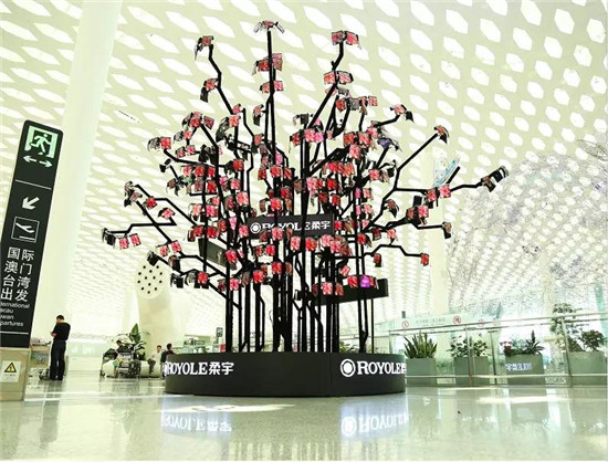 柔性屏技術(shù)落戶深圳機場，新應(yīng)用場景打破行業(yè)限制