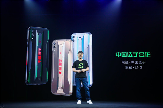 黑鯊游戲手機(jī)2 Pro上市 賽博朋克風(fēng)設(shè)計(jì) 盡顯潮流擔(dān)當(dāng)