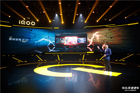 　　2019年是KPL三周年的日子，作為KPL最緊密的合作伙伴，vivo的手機產品在這三年里一直作為KPL官方比賽用機與選手一起征戰(zhàn)最高榮耀，每個熱血沸騰的瞬間都有vivo手機的身影。從最早的Xplay 6開始，到X20，到vivo NEX，再到X23，vivo不斷完善產品性能的同時，帶給KPL選手酣暢淋漓的電競體驗。隨著KPL秋季賽大即將正式拉開帷幕，iQOO Pro作為秋季賽全新官方比賽用機再次出現在大家的視線當中。  　　作為iQOO家族的最新成員，iQOO Pro在延續(xù)生而強悍的品牌基因基礎之上，在性能等多方面均全速進化，特別是游戲方面，能提供頂級的電競體驗。iQOO Pro搭載了Mo<em></em>nster Touch壓感按鍵、全新游戲空間2.0、4D游戲震感3.0、Mo<em></em>nster Halo 2.0酷炫燈效、以及獨創(chuàng)的游戲Hi-Fi等功能，使產品的澎湃性能在游戲場景獲得更進一步的爆發(fā)。  　　基于iQOO上良好的游戲體驗，iQOO Pro對Mo<em></em>nster Touch壓感按鍵進行了全新升級，按鍵位置向兩邊進行了優(yōu)化調整，使得握持感更出色。同時只需按壓兩顆Mo<em></em>nster Touch鍵，iQOO Pro即會啟動一鍵變身，喚醒能量爆發(fā)的游戲空間2.0。除此之外，iQOO Pro還配備全新升級的游戲魔盒，提供強悍的電競模式、掛機模式、游戲畫中畫、游戲免打擾、精彩視頻等實用功能。全身心地沉浸游戲世界中，盡享游戲。  　　同時，iQOO Pro對廣受游戲用戶喜愛的4D游戲震感2.0進行了升級，帶來了3.0版本，配合專業(yè)的線性馬達，通過AI圖像及聲音識別技術，智能識別用戶在游戲中所處的操作動作及戰(zhàn)斗場景，從而提供不同槍械不同的震感反饋，從聽覺、視覺和觸覺，為游戲用戶提供全方位、差異化的游戲感官體驗。  　　KPL三年一路相伴，iQOO Pro全速進化不止生而強悍。作為KPL秋季賽全新官方比賽用機，iQOO Pro線上線下貨源充足，并且，全新幻影藍配色將于9月15號正式開啟預約，大家一起在酣暢淋漓的電競體驗中，用iQOO Pro志競非凡吧。