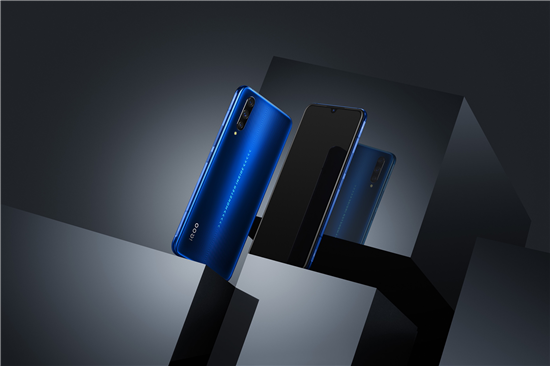 　　2019年是KPL三周年的日子，作為KPL最緊密的合作伙伴，vivo的手機產品在這三年里一直作為KPL官方比賽用機與選手一起征戰(zhàn)最高榮耀，每個熱血沸騰的瞬間都有vivo手機的身影。從最早的Xplay 6開始，到X20，到vivo NEX，再到X23，vivo不斷完善產品性能的同時，帶給KPL選手酣暢淋漓的電競體驗。隨著KPL秋季賽大即將正式拉開帷幕，iQOO Pro作為秋季賽全新官方比賽用機再次出現在大家的視線當中。  　　作為iQOO家族的最新成員，iQOO Pro在延續(xù)生而強悍的品牌基因基礎之上，在性能等多方面均全速進化，特別是游戲方面，能提供頂級的電競體驗。iQOO Pro搭載了Mo<em></em>nster Touch壓感按鍵、全新游戲空間2.0、4D游戲震感3.0、Mo<em></em>nster Halo 2.0酷炫燈效、以及獨創(chuàng)的游戲Hi-Fi等功能，使產品的澎湃性能在游戲場景獲得更進一步的爆發(fā)。  　　基于iQOO上良好的游戲體驗，iQOO Pro對Mo<em></em>nster Touch壓感按鍵進行了全新升級，按鍵位置向兩邊進行了優(yōu)化調整，使得握持感更出色。同時只需按壓兩顆Mo<em></em>nster Touch鍵，iQOO Pro即會啟動一鍵變身，喚醒能量爆發(fā)的游戲空間2.0。除此之外，iQOO Pro還配備全新升級的游戲魔盒，提供強悍的電競模式、掛機模式、游戲畫中畫、游戲免打擾、精彩視頻等實用功能。全身心地沉浸游戲世界中，盡享游戲。  　　同時，iQOO Pro對廣受游戲用戶喜愛的4D游戲震感2.0進行了升級，帶來了3.0版本，配合專業(yè)的線性馬達，通過AI圖像及聲音識別技術，智能識別用戶在游戲中所處的操作動作及戰(zhàn)斗場景，從而提供不同槍械不同的震感反饋，從聽覺、視覺和觸覺，為游戲用戶提供全方位、差異化的游戲感官體驗。  　　KPL三年一路相伴，iQOO Pro全速進化不止生而強悍。作為KPL秋季賽全新官方比賽用機，iQOO Pro線上線下貨源充足，并且，全新幻影藍配色將于9月15號正式開啟預約，大家一起在酣暢淋漓的電競體驗中，用iQOO Pro志競非凡吧。