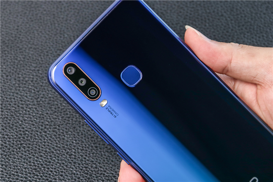 續(xù)航全新升級(jí)，vivo U3x圖賞：時(shí)尚設(shè)計(jì)一見傾心