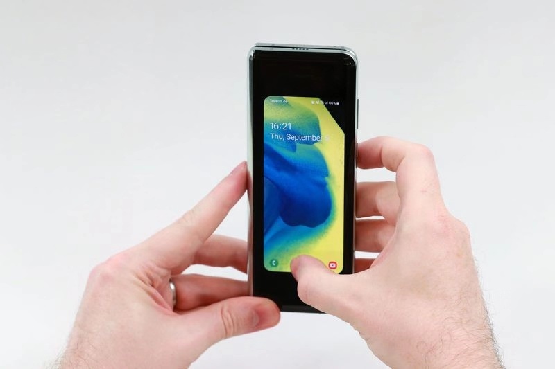 三星折疊機(jī)Galaxy Fold仍會(huì)有指甲留痕 被指像測(cè)試產(chǎn)品