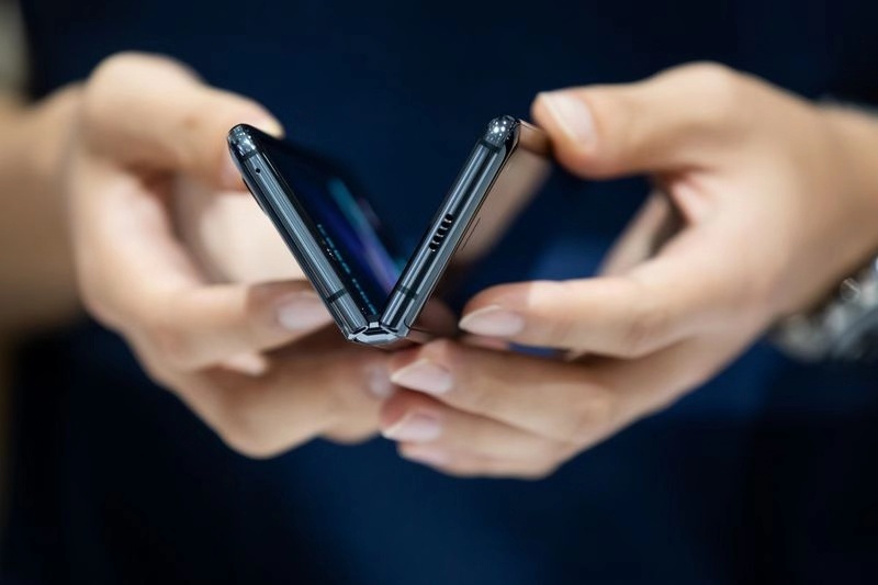 三星折疊機(jī)Galaxy Fold仍會(huì)有指甲留痕 被指像測(cè)試產(chǎn)品