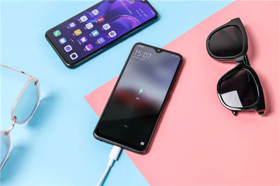 讓美更深邃！閃充強續(xù)航vivo Y3 4GB+64GB版新配色正式開售