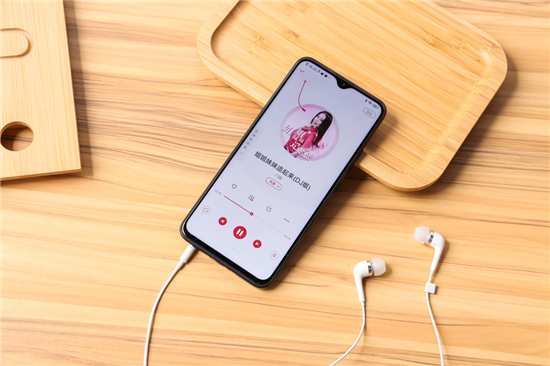 5000mAh大電池+18W雙引擎閃充，千元優(yōu)品vivo U3續(xù)航無憂