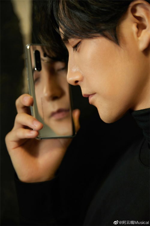 2020時(shí)尚出街必備？眾多明星曬vivo X30系列aw聯(lián)名限定版手機(jī)