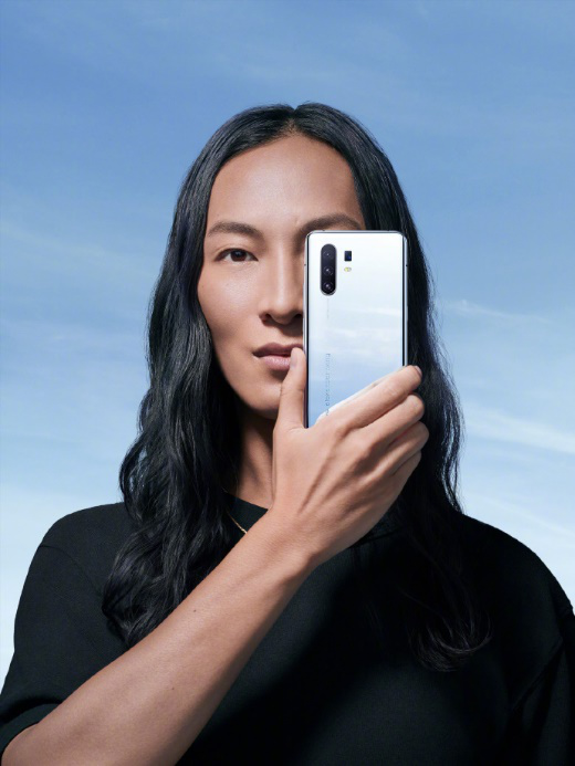 2020時(shí)尚出街必備？眾多明星曬vivo X30系列aw聯(lián)名限定版手機(jī)