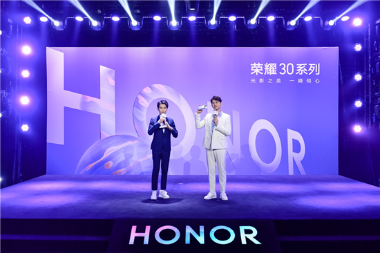 榮耀30系列的驚艷絕倫，讓榮耀為其舉辦了一場(chǎng)秀