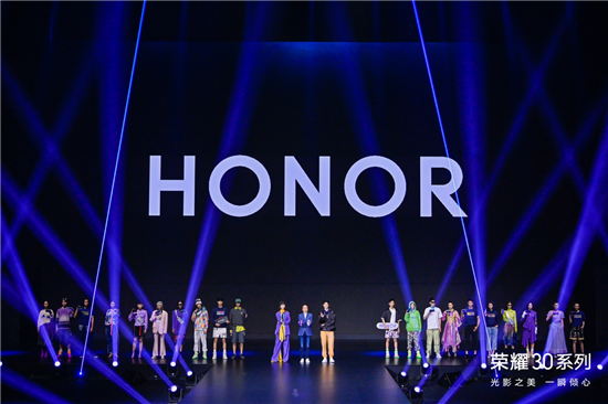 榮耀30系列的驚艷絕倫，讓榮耀為其舉辦了一場(chǎng)秀