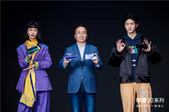 榮耀30系列的驚艷絕倫，讓榮耀為其舉辦了一場(chǎng)秀