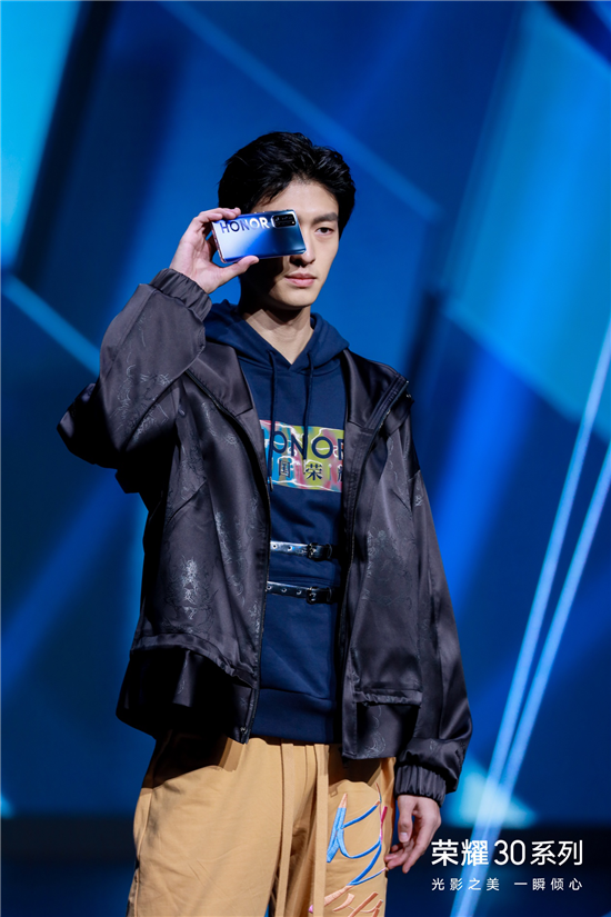 榮耀30系列的驚艷絕倫，讓榮耀為其舉辦了一場(chǎng)秀