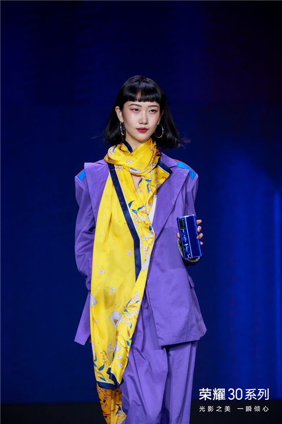 榮耀30系列的驚艷絕倫，讓榮耀為其舉辦了一場(chǎng)秀