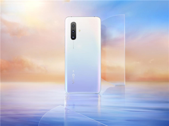 vivo X30新配色虹影美圖來(lái)襲，把雨水洗過(guò)的天空鎖進(jìn)手機(jī)背殼里