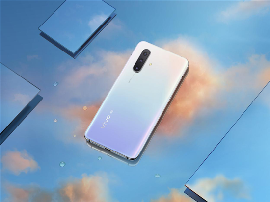 vivo X30新配色虹影美圖來(lái)襲，把雨水洗過(guò)的天空鎖進(jìn)手機(jī)背殼里