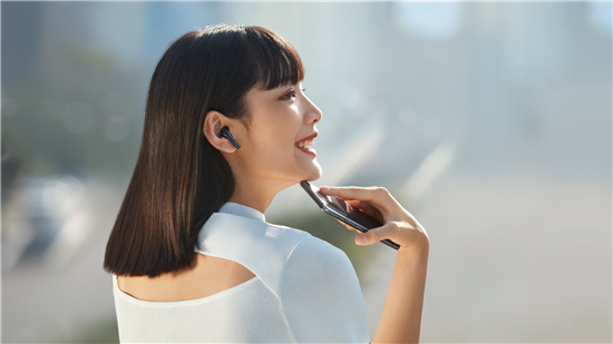 　　作為在6月1日vivo夏季新品發(fā)布會(huì)上正式亮相的產(chǎn)品，vivo TWS Neo真無(wú)線耳機(jī)一直是最近音頻市場(chǎng)上的焦點(diǎn)。這款售價(jià)為499元的真無(wú)線耳機(jī)主打好音質(zhì)和低延遲，搭載的14.2mm超大單元可以帶來(lái)澎湃的聲音表現(xiàn)；而搭配vivo最新影像旗艦手機(jī)X50后，更是可以實(shí)現(xiàn)88ms超低延遲，無(wú)論是游戲還是追劇，都可以做到音畫(huà)同步，大大提升用戶使用感受。 　　 　　對(duì)于一款真無(wú)線耳機(jī)來(lái)說(shuō)，限于產(chǎn)品體積、使用環(huán)境、腔體和電池等諸多因素的影響，絕大多數(shù)的真無(wú)線耳機(jī)都或多或少的會(huì)出現(xiàn)延遲的問(wèn)題。vivo TWS Neo真無(wú)線耳機(jī)的推出，則致力于通過(guò)技術(shù)創(chuàng)新打造接近無(wú)感的「穩(wěn)定低延遲」體驗(yàn)。 　　 　　vivo TWS Neo真無(wú)線耳機(jī)與最新發(fā)布的vivo X50手機(jī)搭配使用時(shí)，通過(guò)第二代雙路傳輸技術(shù)與系統(tǒng)級(jí)全鏈路優(yōu)化，可以實(shí)現(xiàn)88ms的超低延遲表現(xiàn)，這一成績(jī)是刷新業(yè)界記錄。而從用戶的具體使用感受中，無(wú)論是游戲還是觀看視頻，vivo TWS Neo真無(wú)線耳機(jī)都可以做到行云流水、音畫(huà)同步的人機(jī)暢快合一感受。 　　 　　不僅如此，vivo TWS Neo真無(wú)線耳機(jī)還支持全新的智能動(dòng)態(tài)低延遲功能，這一功能可以讓耳機(jī)根據(jù)用戶周?chē)沫h(huán)境智能調(diào)整碼率。通過(guò)機(jī)場(chǎng)實(shí)測(cè)，平均卡音次數(shù)可較傳統(tǒng)真無(wú)線耳機(jī)轉(zhuǎn)發(fā)模式降低90%，即便用戶在復(fù)雜環(huán)境也能保障更穩(wěn)定連接，全程無(wú)需手動(dòng)干預(yù)，無(wú)處不在而又自然無(wú)感。 　　 　　vivo TWS Neo真無(wú)線耳機(jī)在 vivo 官方商城、vivo京東自營(yíng)官方旗艦店、iQOO京東自營(yíng)官方旗艦店、vivo京東官方旗艦店、iQOO京東官方旗艦店、vivo天貓官方旗艦店、iQOO天貓官方旗艦店、vivo手機(jī)蘇寧自營(yíng)旗艦店、iQOO手機(jī)蘇寧自營(yíng)旗艦店、vivo體驗(yàn)店同步熱銷(xiāo)中，售價(jià)499元，感興趣的用戶可以下單體驗(yàn)。另外，在上述渠道與部分vivo手機(jī)同時(shí)下單購(gòu)買(mǎi)，可享更多優(yōu)惠。