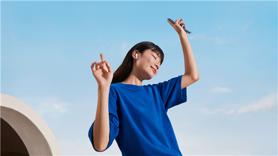 　　作為在6月1日vivo夏季新品發(fā)布會(huì)上正式亮相的產(chǎn)品，vivo TWS Neo真無(wú)線耳機(jī)一直是最近音頻市場(chǎng)上的焦點(diǎn)。這款售價(jià)為499元的真無(wú)線耳機(jī)主打好音質(zhì)和低延遲，搭載的14.2mm超大單元可以帶來(lái)澎湃的聲音表現(xiàn)；而搭配vivo最新影像旗艦手機(jī)X50后，更是可以實(shí)現(xiàn)88ms超低延遲，無(wú)論是游戲還是追劇，都可以做到音畫(huà)同步，大大提升用戶使用感受。 　　 　　對(duì)于一款真無(wú)線耳機(jī)來(lái)說(shuō)，限于產(chǎn)品體積、使用環(huán)境、腔體和電池等諸多因素的影響，絕大多數(shù)的真無(wú)線耳機(jī)都或多或少的會(huì)出現(xiàn)延遲的問(wèn)題。vivo TWS Neo真無(wú)線耳機(jī)的推出，則致力于通過(guò)技術(shù)創(chuàng)新打造接近無(wú)感的「穩(wěn)定低延遲」體驗(yàn)。 　　 　　vivo TWS Neo真無(wú)線耳機(jī)與最新發(fā)布的vivo X50手機(jī)搭配使用時(shí)，通過(guò)第二代雙路傳輸技術(shù)與系統(tǒng)級(jí)全鏈路優(yōu)化，可以實(shí)現(xiàn)88ms的超低延遲表現(xiàn)，這一成績(jī)是刷新業(yè)界記錄。而從用戶的具體使用感受中，無(wú)論是游戲還是觀看視頻，vivo TWS Neo真無(wú)線耳機(jī)都可以做到行云流水、音畫(huà)同步的人機(jī)暢快合一感受。 　　 　　不僅如此，vivo TWS Neo真無(wú)線耳機(jī)還支持全新的智能動(dòng)態(tài)低延遲功能，這一功能可以讓耳機(jī)根據(jù)用戶周?chē)沫h(huán)境智能調(diào)整碼率。通過(guò)機(jī)場(chǎng)實(shí)測(cè)，平均卡音次數(shù)可較傳統(tǒng)真無(wú)線耳機(jī)轉(zhuǎn)發(fā)模式降低90%，即便用戶在復(fù)雜環(huán)境也能保障更穩(wěn)定連接，全程無(wú)需手動(dòng)干預(yù)，無(wú)處不在而又自然無(wú)感。 　　 　　vivo TWS Neo真無(wú)線耳機(jī)在 vivo 官方商城、vivo京東自營(yíng)官方旗艦店、iQOO京東自營(yíng)官方旗艦店、vivo京東官方旗艦店、iQOO京東官方旗艦店、vivo天貓官方旗艦店、iQOO天貓官方旗艦店、vivo手機(jī)蘇寧自營(yíng)旗艦店、iQOO手機(jī)蘇寧自營(yíng)旗艦店、vivo體驗(yàn)店同步熱銷(xiāo)中，售價(jià)499元，感興趣的用戶可以下單體驗(yàn)。另外，在上述渠道與部分vivo手機(jī)同時(shí)下單購(gòu)買(mǎi)，可享更多優(yōu)惠。