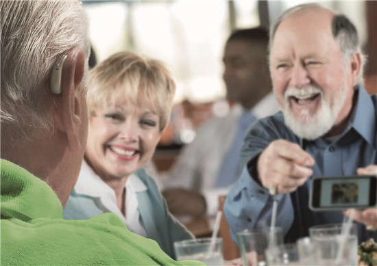 聽障人士的福音|峰力奧笛·天朗助聽器讓耳朵“聲”臨其境